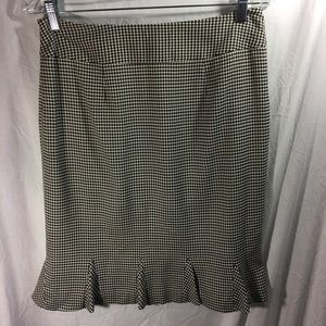 226.  Clasiques entier houndstooth skirt size 8 petite